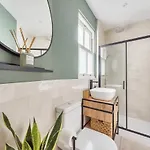 The Little Domus - Modern With Hot Tub * يورك