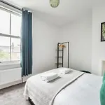 بيت للعطل The Little Domus - Modern With Hot Tub