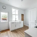 بيت للعطل The Little Domus - Modern With Hot Tub