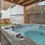 The Little Domus - Modern With Hot Tub بيت للعطل يورك