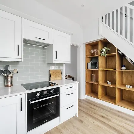 The Little Domus - Modern With Hot Tub