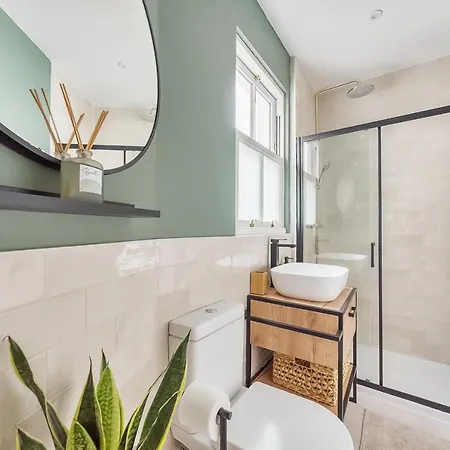 The Little Domus - Modern With Hot Tub * York