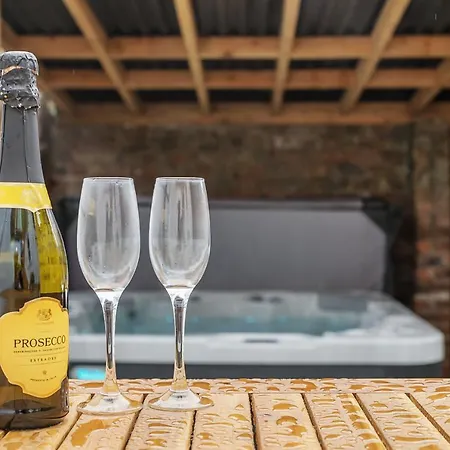 Holiday home The Little Domus - Modern With Hot Tub *