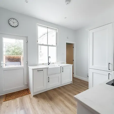 בית נופש The Little Domus - Modern With Hot Tub