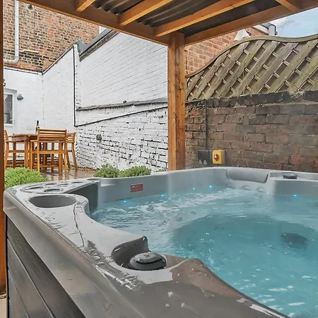 The Little Domus - Modern With Hot Tub Holiday home York