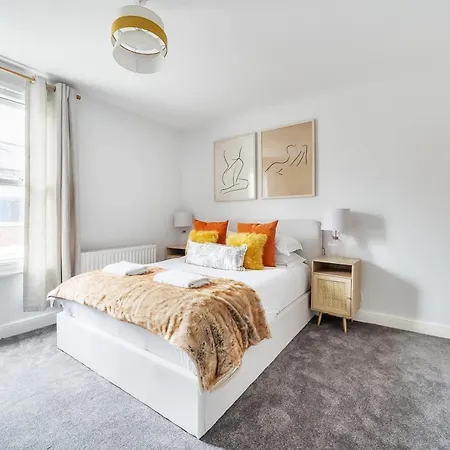 The Little Domus - Modern With Hot Tub York