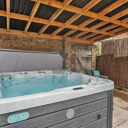 The Little Domus - Modern With Hot Tub *