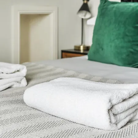 The Little Domus - Modern With Hot Tub Vakantiehuis *