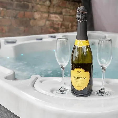 The Little Domus - Modern With Hot Tub York