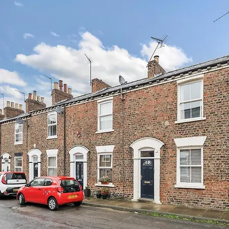 The Little Domus - Modern With Hot Tub * York