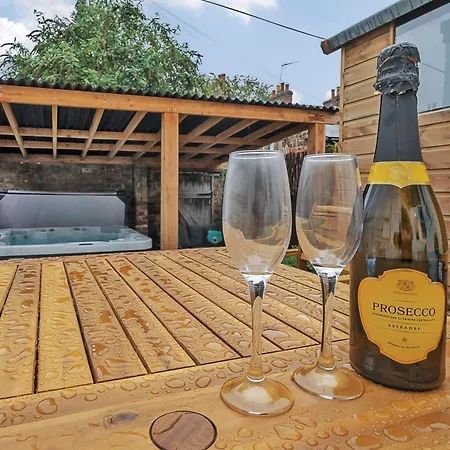 The Little Domus - Modern With Hot Tub * York