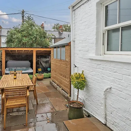 The Little Domus - Modern With Hot Tub Vakantiehuis *